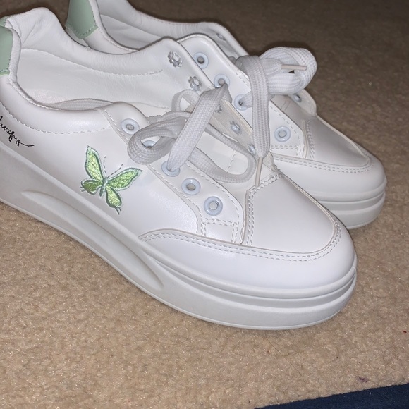 butterfly embroidery sneakers !! - Picture 5 of 5